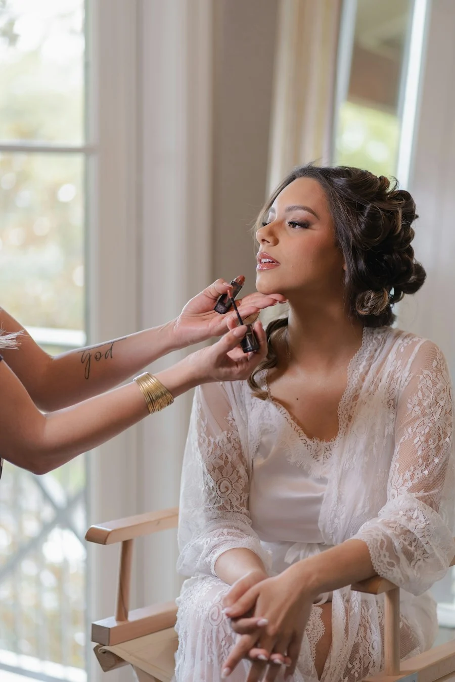 Novia recibiendo maquillaje