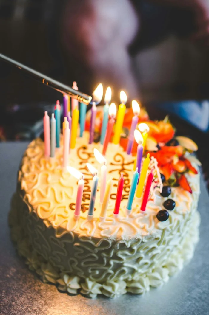 Pastel de cumpleaños con velas